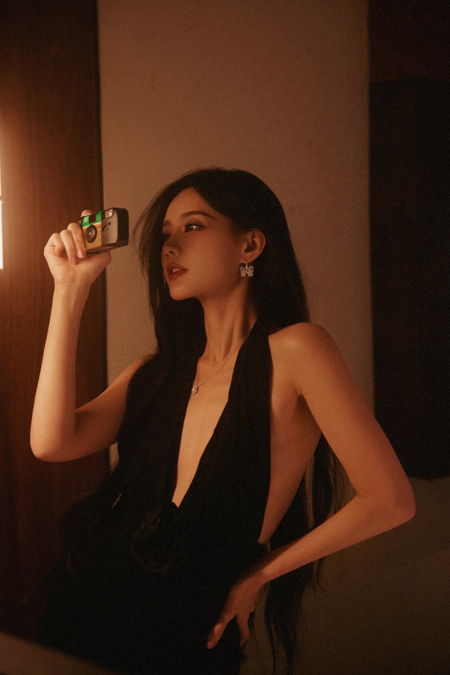 李一桐黑色挂脖裙柔美姿态-第9张图片-风享汇