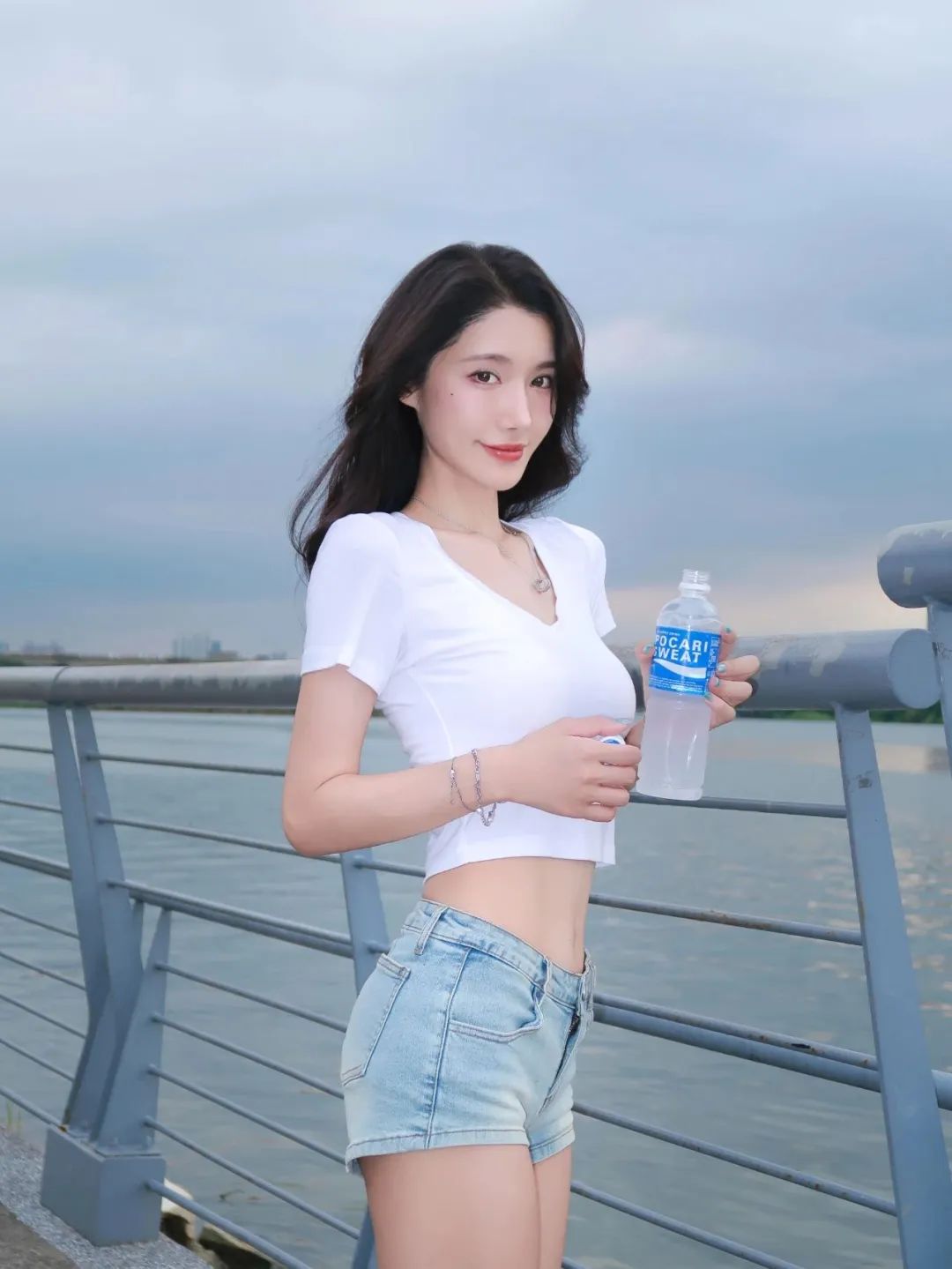 街边拍照姿势大放送,秒变松弛感氛围美人-第8张图片-风享汇 街边拍照姿势大放送,秒变松弛感氛围美人-第8张图片-风享汇