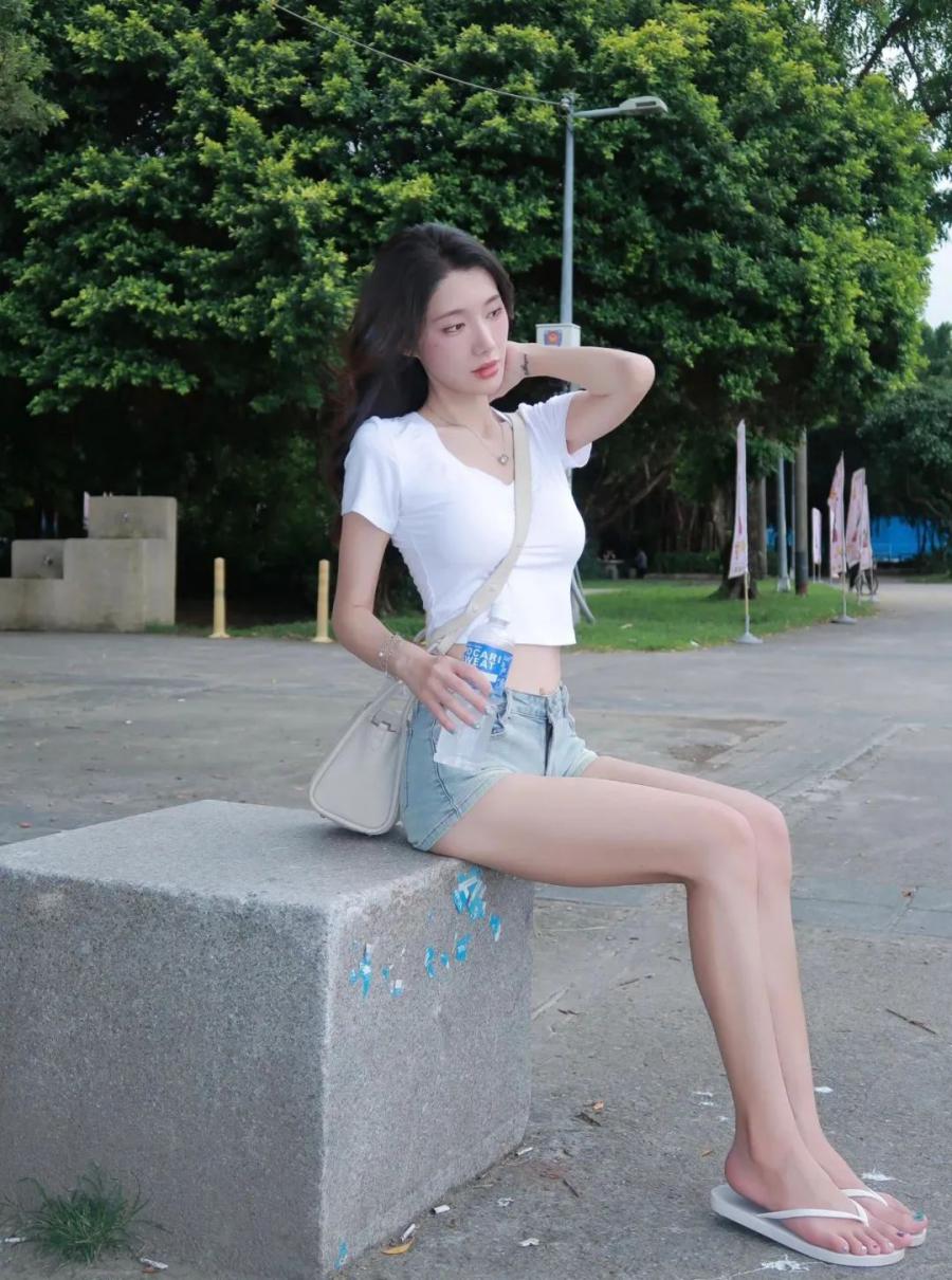 街边拍照姿势大放送,秒变松弛感氛围美人-第9张图片-风享汇 街边拍照姿势大放送,秒变松弛感氛围美人-第9张图片-风享汇
