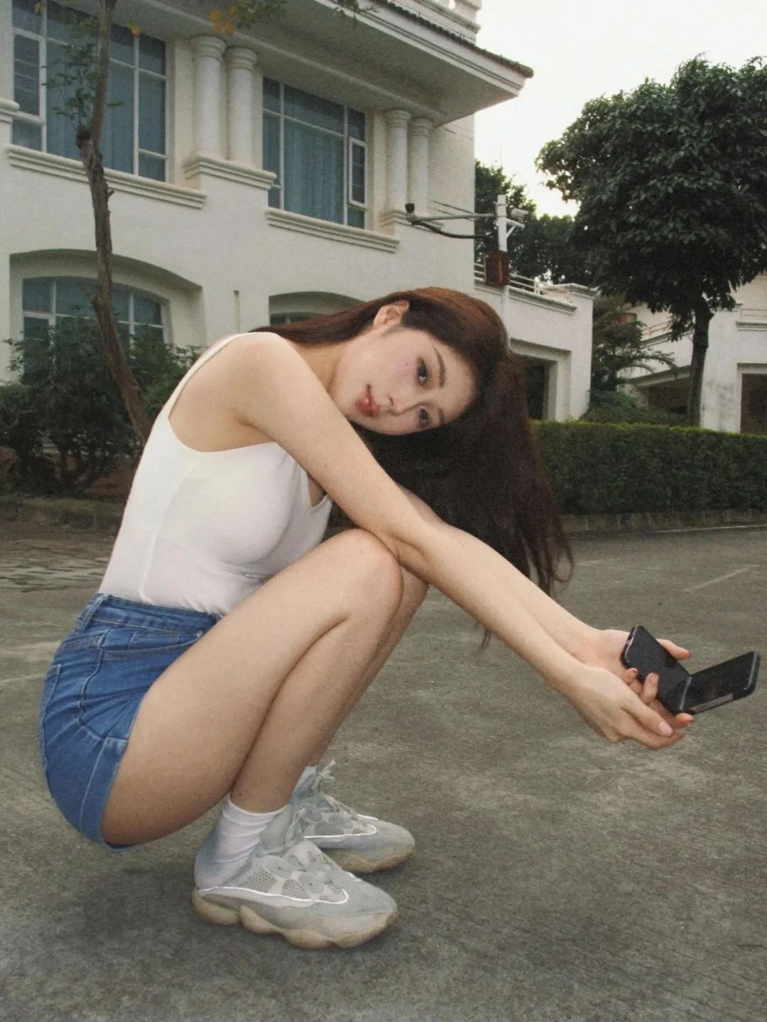 9个室外拍照姿势，秒变自然松弛氛围美人-第6张图片-风享汇