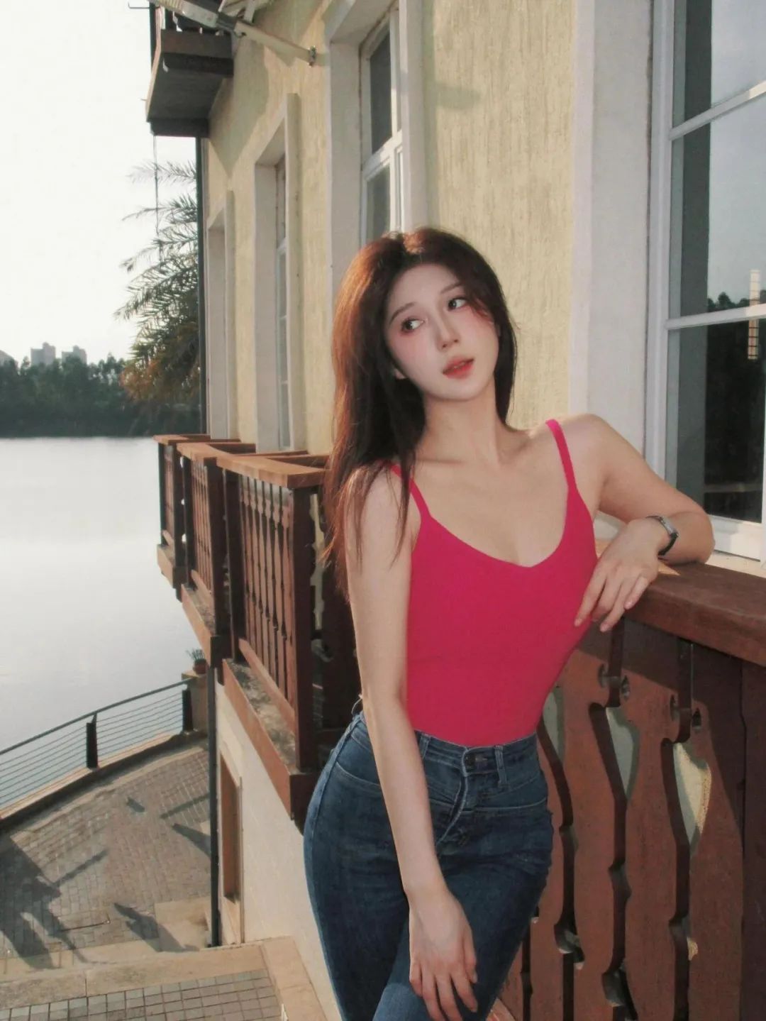 9个室外拍照姿势，秒变自然松弛氛围美人-第8张图片-风享汇
