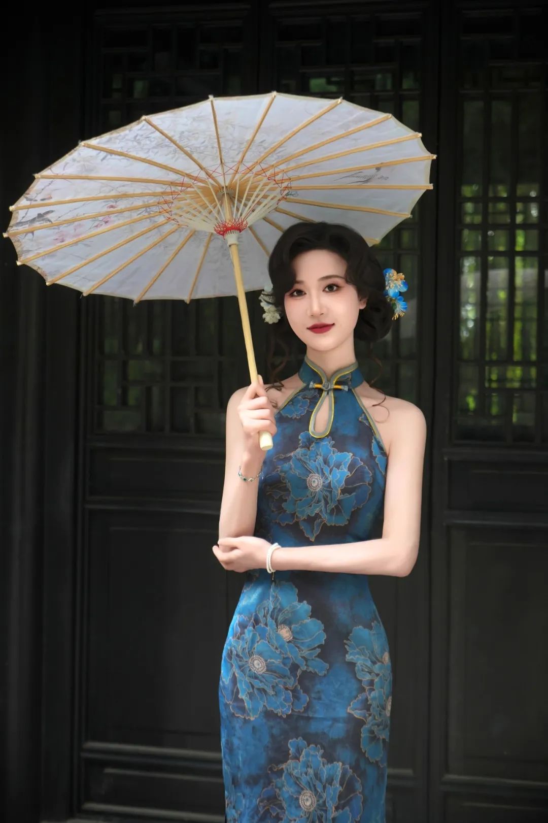 园林穿旗袍拍照,6个姿势古韵与显瘦-第2张图片-风享汇 园林穿旗袍拍照,6个姿势古韵与显瘦-第2张图片-风享汇