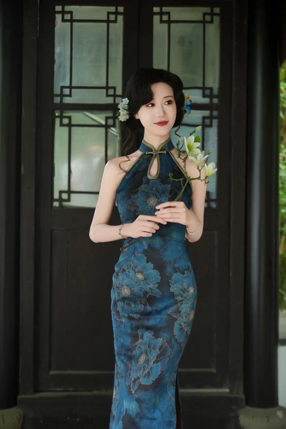 园林穿旗袍拍照,6个姿势古韵与显瘦-第3张图片-风享汇 园林穿旗袍拍照,6个姿势古韵与显瘦-第3张图片-风享汇