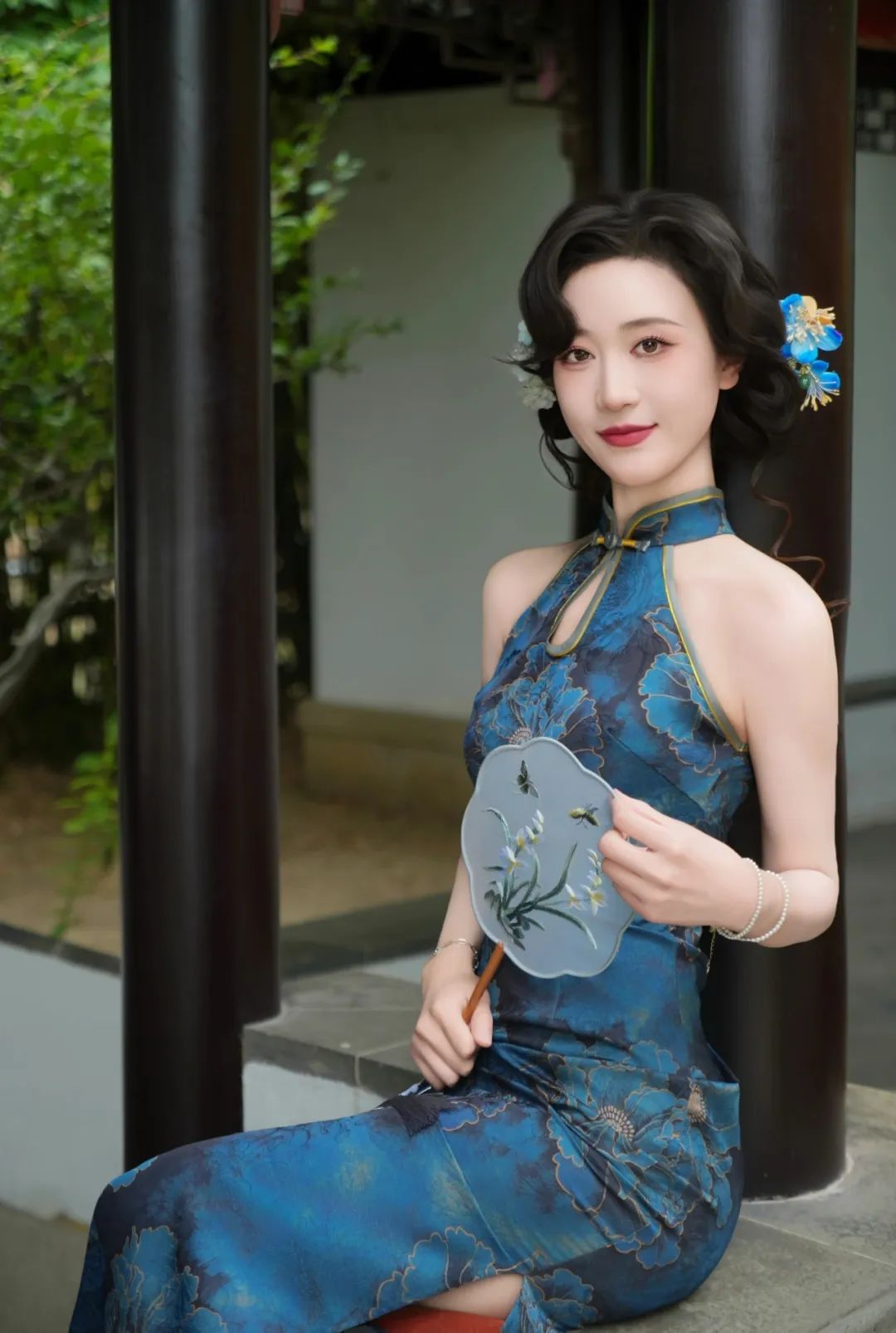 园林穿旗袍拍照,6个姿势古韵与显瘦-第7张图片-风享汇 园林穿旗袍拍照,6个姿势古韵与显瘦-第7张图片-风享汇