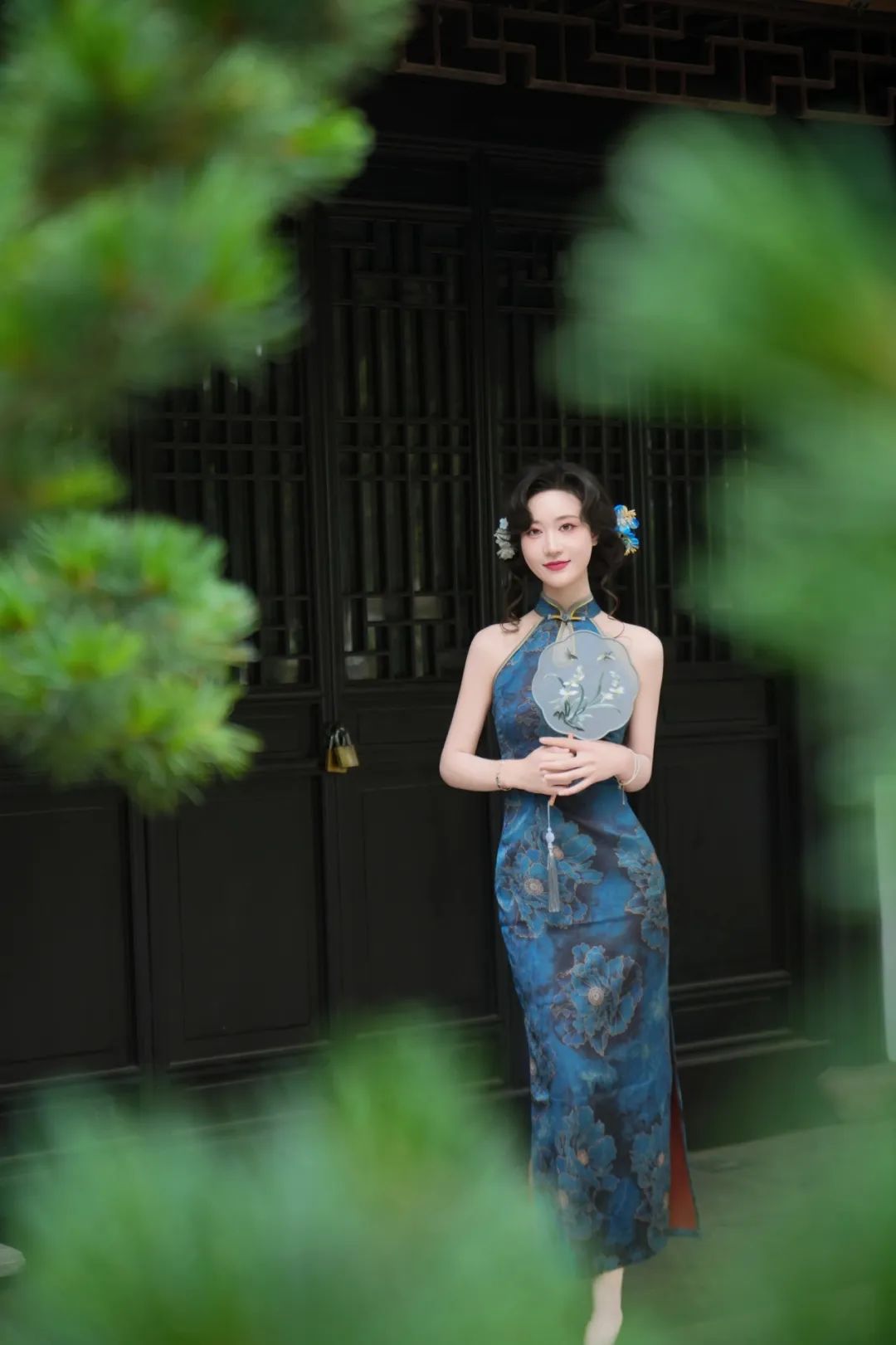 园林穿旗袍拍照,6个姿势古韵与显瘦-第5张图片-风享汇 园林穿旗袍拍照,6个姿势古韵与显瘦-第5张图片-风享汇