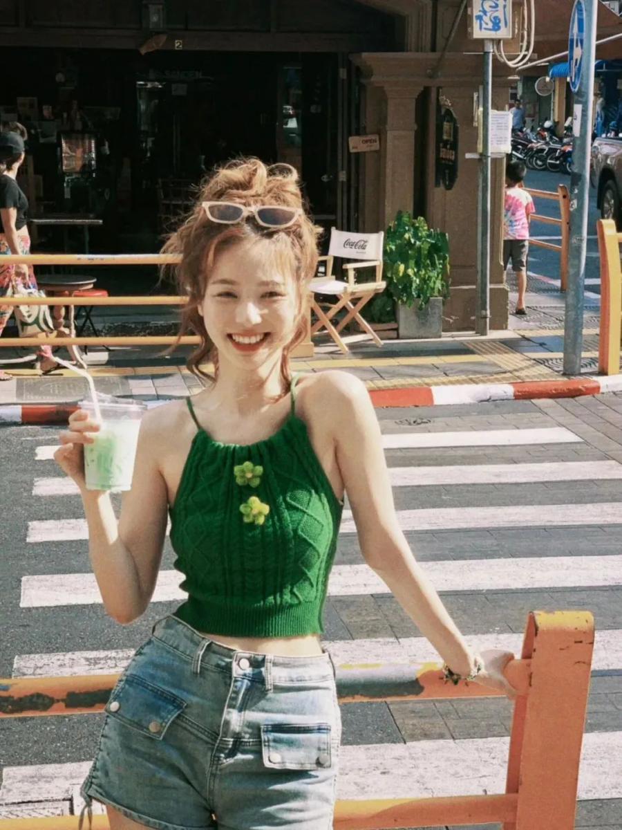 街头拿着奶茶这样拍，秒变氛围感甜酷girl-第2张图片-风享汇