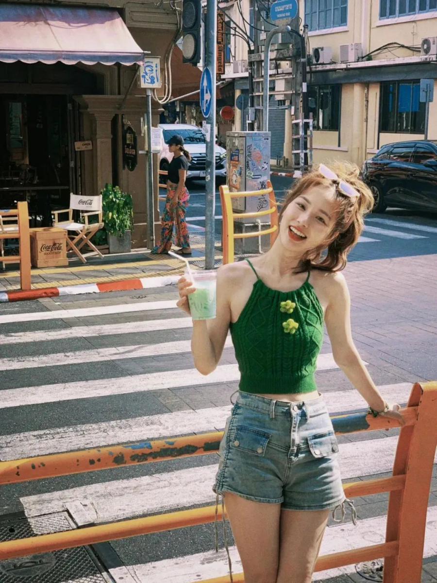 街头拿着奶茶这样拍，秒变氛围感甜酷girl-第3张图片-风享汇