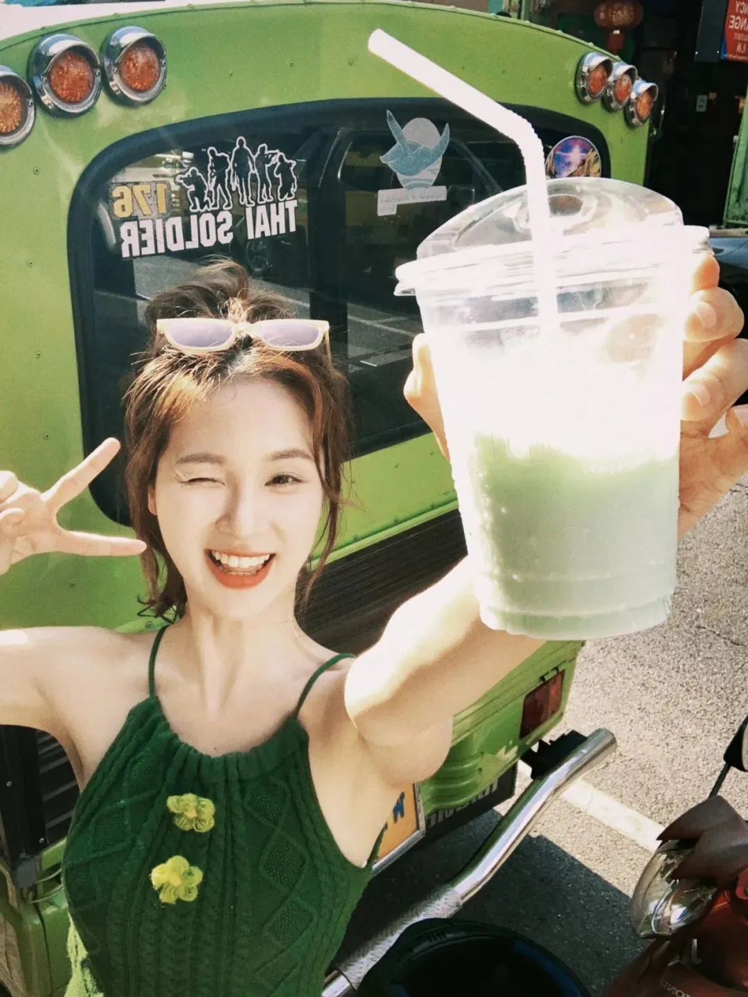 街头拿着奶茶这样拍，秒变氛围感甜酷girl-第7张图片-风享汇