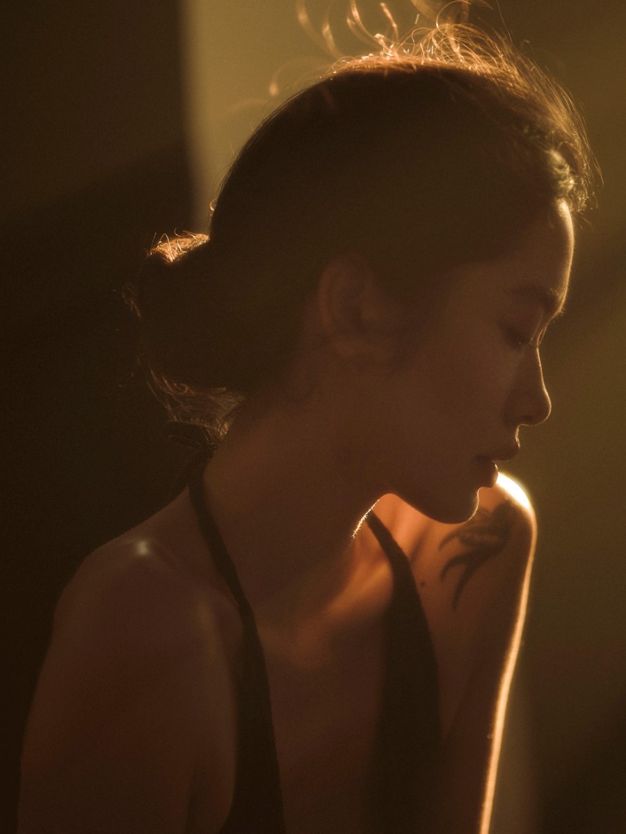 光影氛围感性感美女写真-第5张图片-风享汇