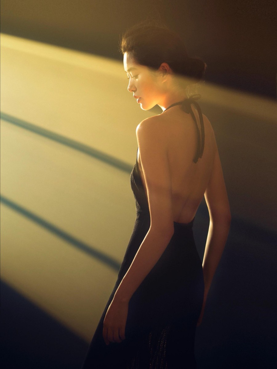 光影氛围感性感美女写真-第3张图片-风享汇