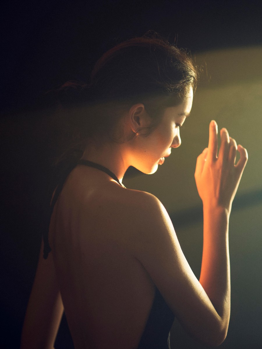 光影氛围感性感美女写真-第8张图片-风享汇