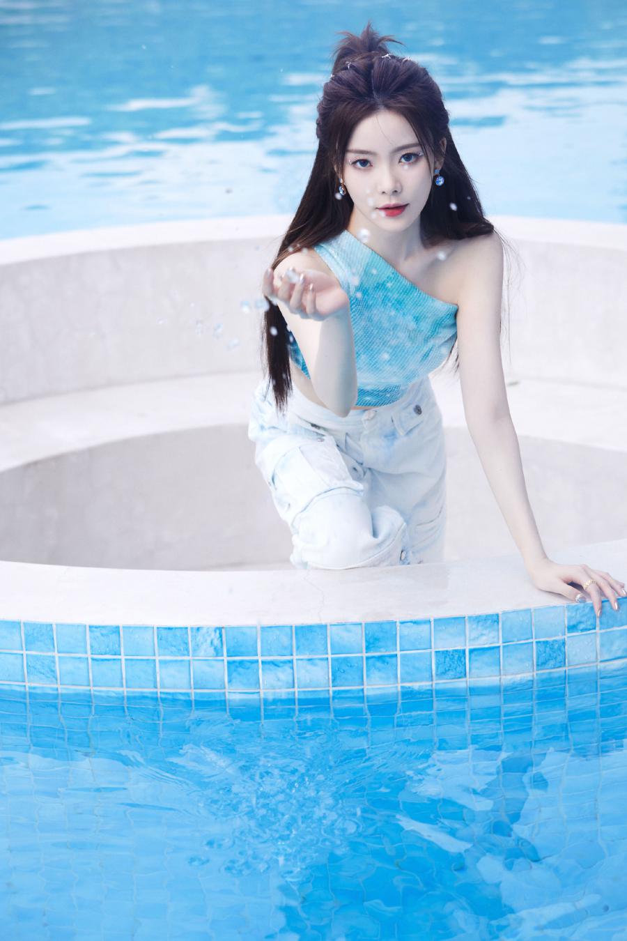 陈卓璇湛蓝色彩，快乐夏日-第9张图片-风享汇