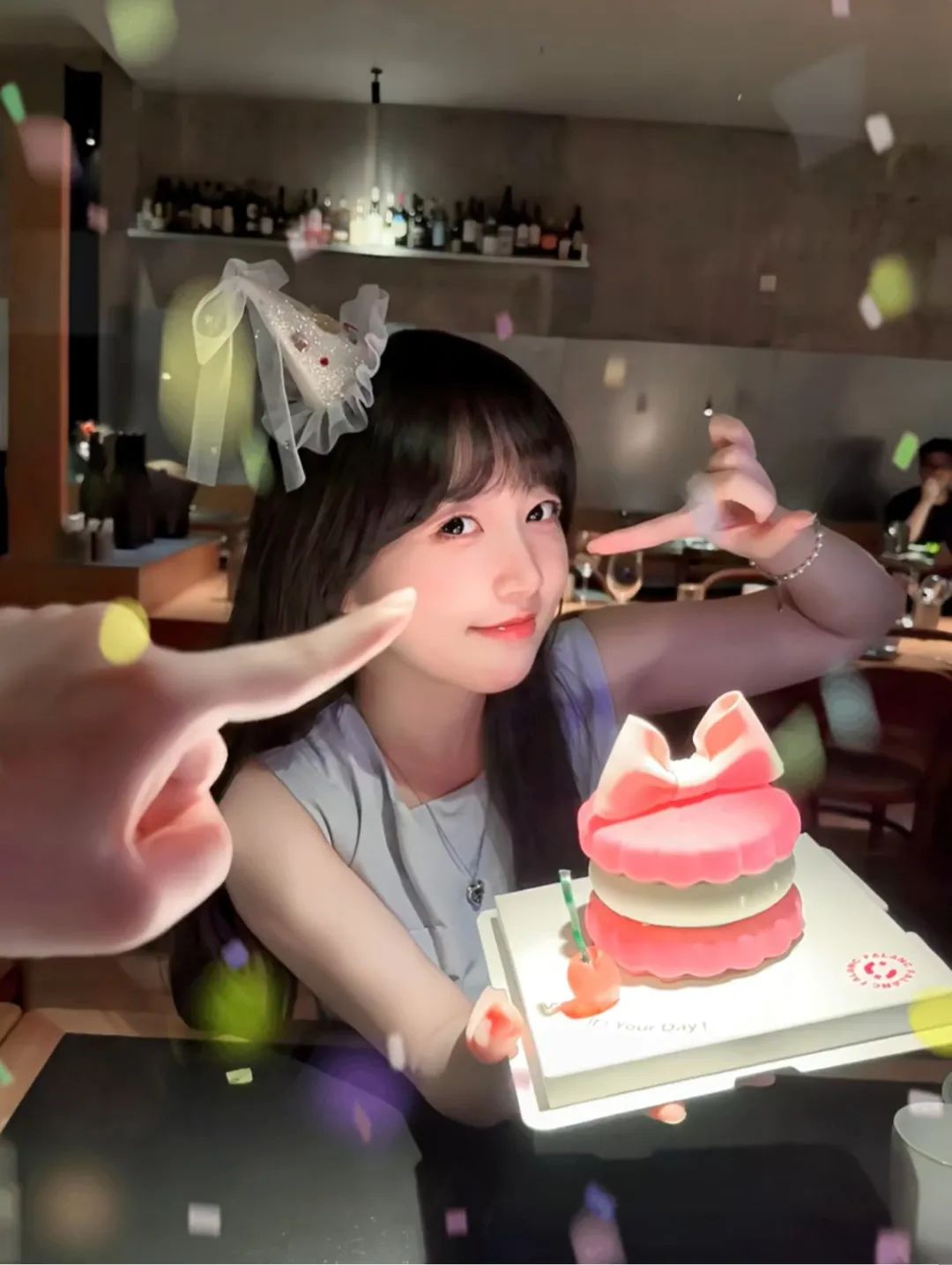 生日拍照没灵感?6个甜辣姿势谁拍谁好看-第5张图片-风享汇 生日拍照没灵感?6个甜辣姿势谁拍谁好看-第5张图片-风享汇