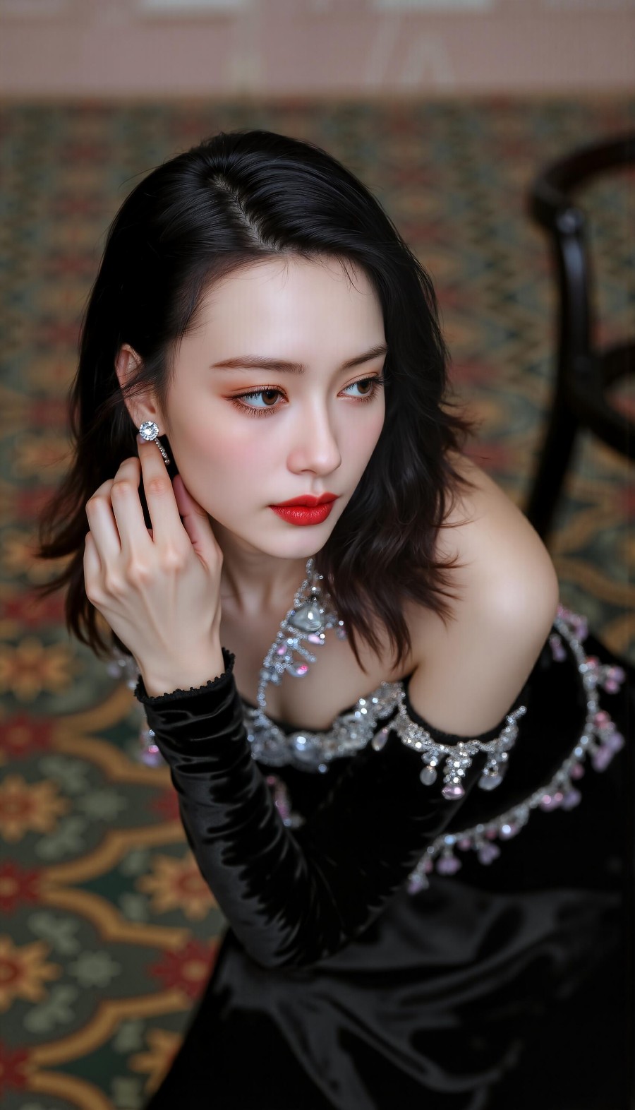 黑鹅绒礼服高贵典雅美女-第3张图片-风享汇