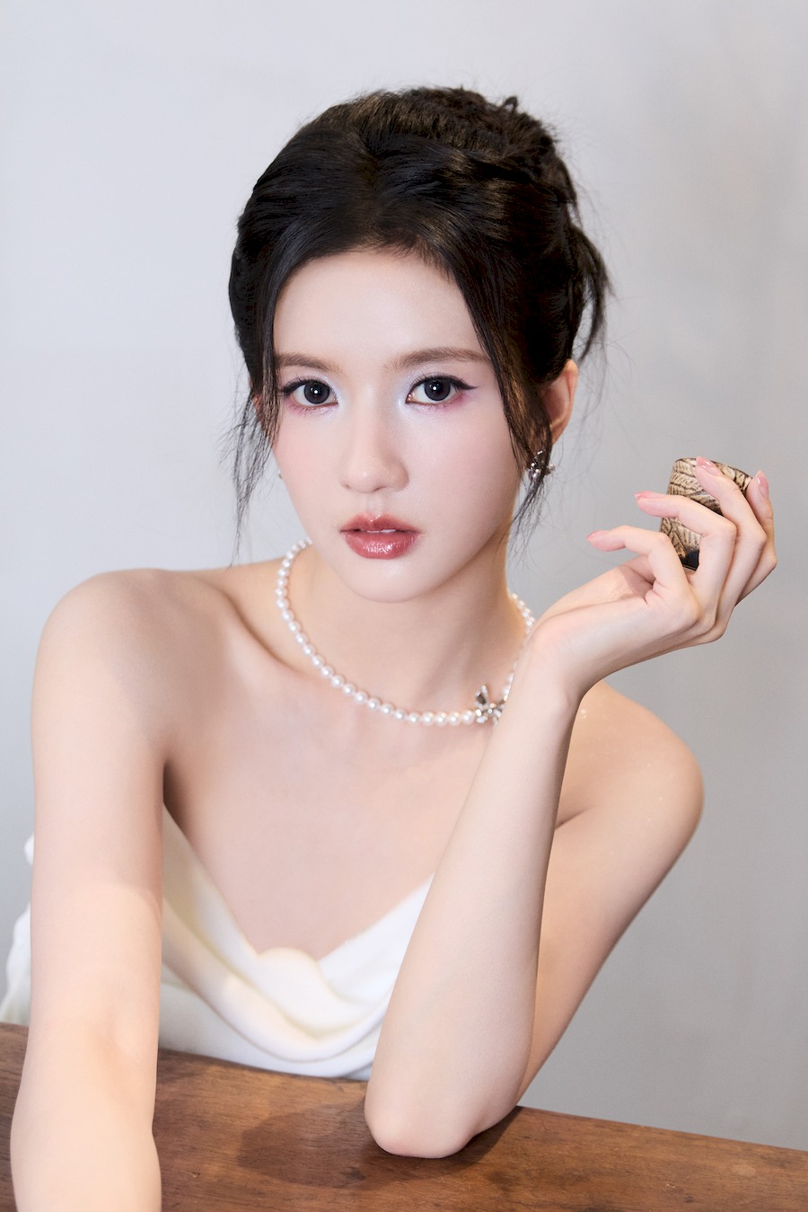 刘些宁纯净底色写真-第2张图片-风享汇