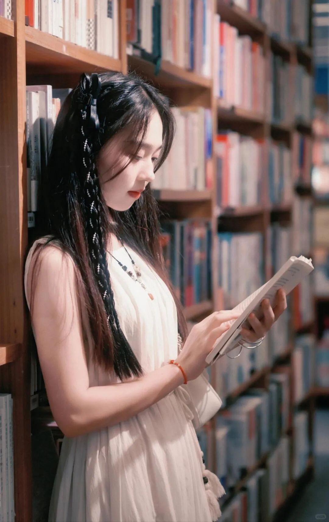 夏日避暑新玩法:在书店/图书馆拍出氛围感大片-第3张图片-风享汇 夏日避暑新玩法:在书店/图书馆拍出氛围感大片-第3张图片-风享汇