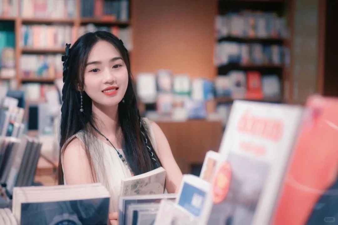 夏日避暑新玩法:在书店/图书馆拍出氛围感大片-第6张图片-风享汇 夏日避暑新玩法:在书店/图书馆拍出氛围感大片-第6张图片-风享汇
