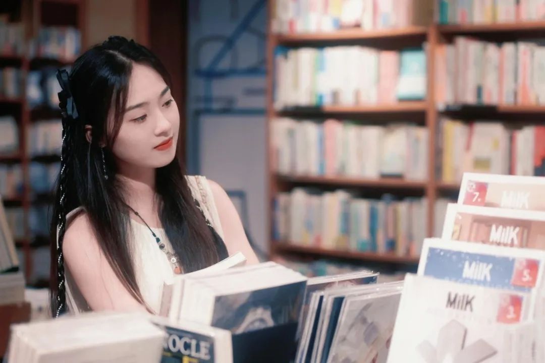 夏日避暑新玩法:在书店/图书馆拍出氛围感大片-第7张图片-风享汇 夏日避暑新玩法:在书店/图书馆拍出氛围感大片-第7张图片-风享汇