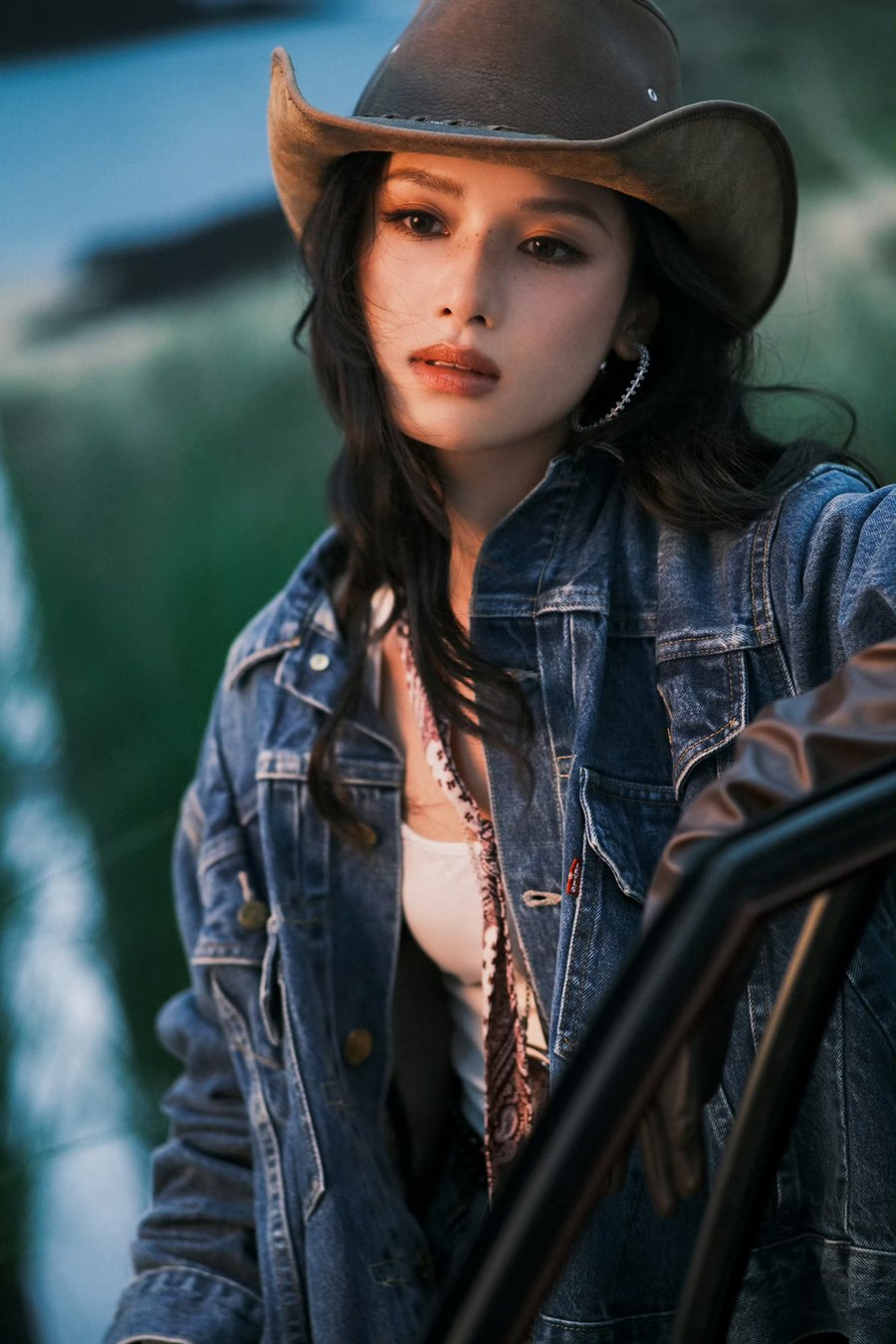 张婧仪帅气牛仔造型-第16张图片-风享汇