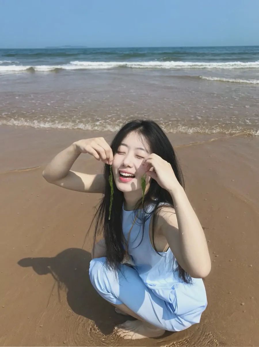 夏日海边拍照!7个姿势轻松get俏皮可爱风-第5张图片-风享汇 夏日海边拍照!7个姿势轻松get俏皮可爱风-第5张图片-风享汇