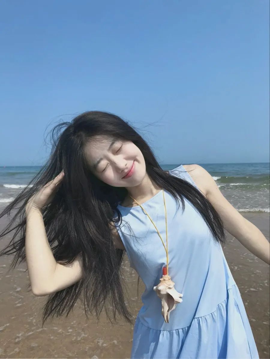 夏日海边拍照!7个姿势轻松get俏皮可爱风-第4张图片-风享汇 夏日海边拍照!7个姿势轻松get俏皮可爱风-第4张图片-风享汇