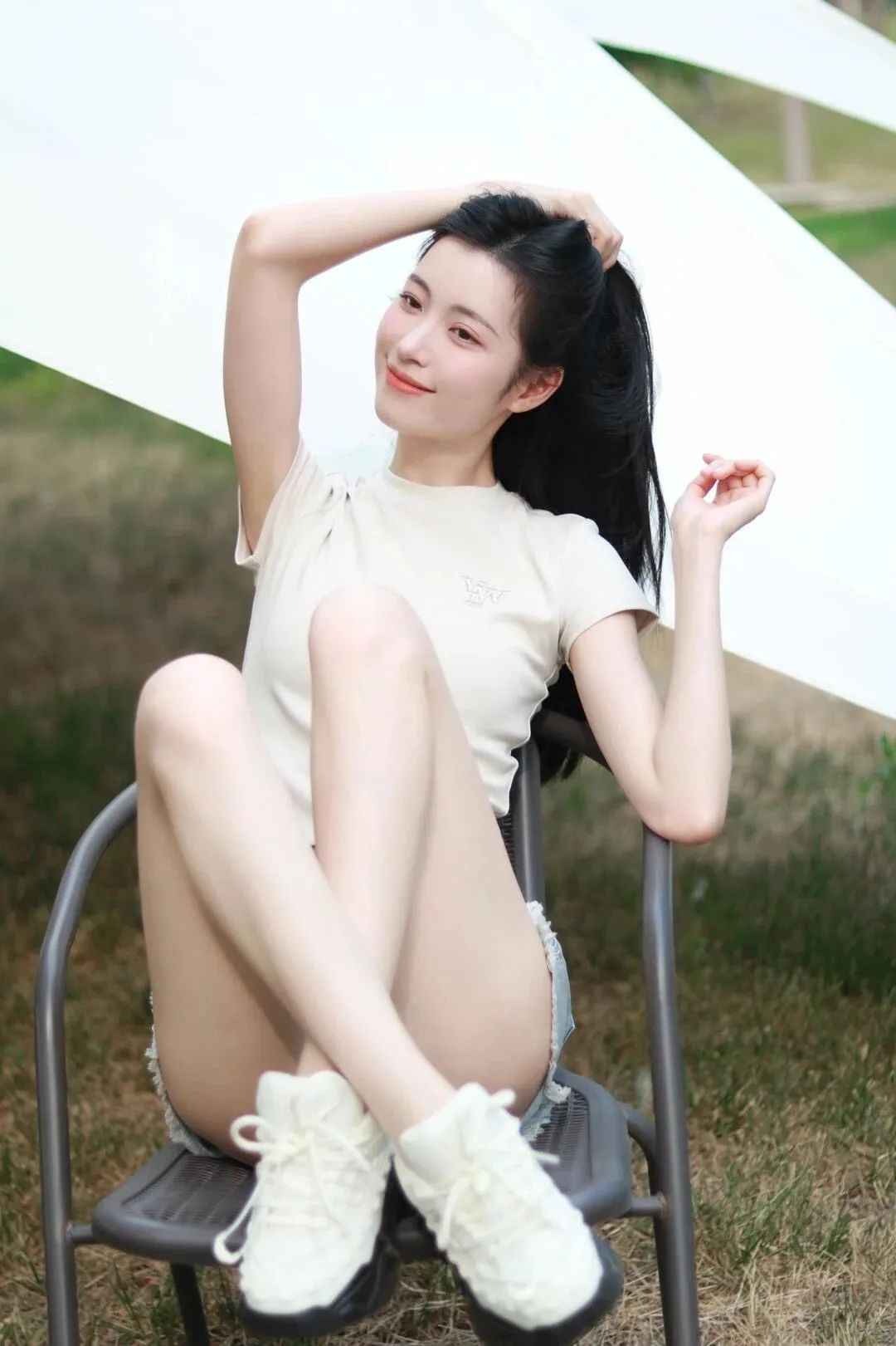 公园草地露营拍照:这8个动作,显高显瘦显腿长-第3张图片-风享汇 公园草地露营拍照:这8个动作,显高显瘦显腿长-第3张图片-风享汇