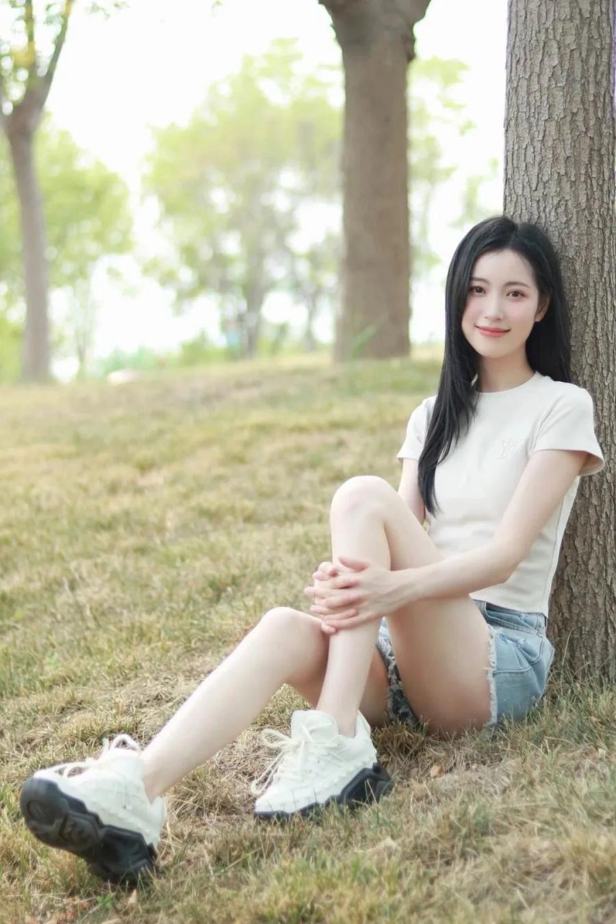 公园草地露营拍照:这8个动作,显高显瘦显腿长-第5张图片-风享汇 公园草地露营拍照:这8个动作,显高显瘦显腿长-第5张图片-风享汇