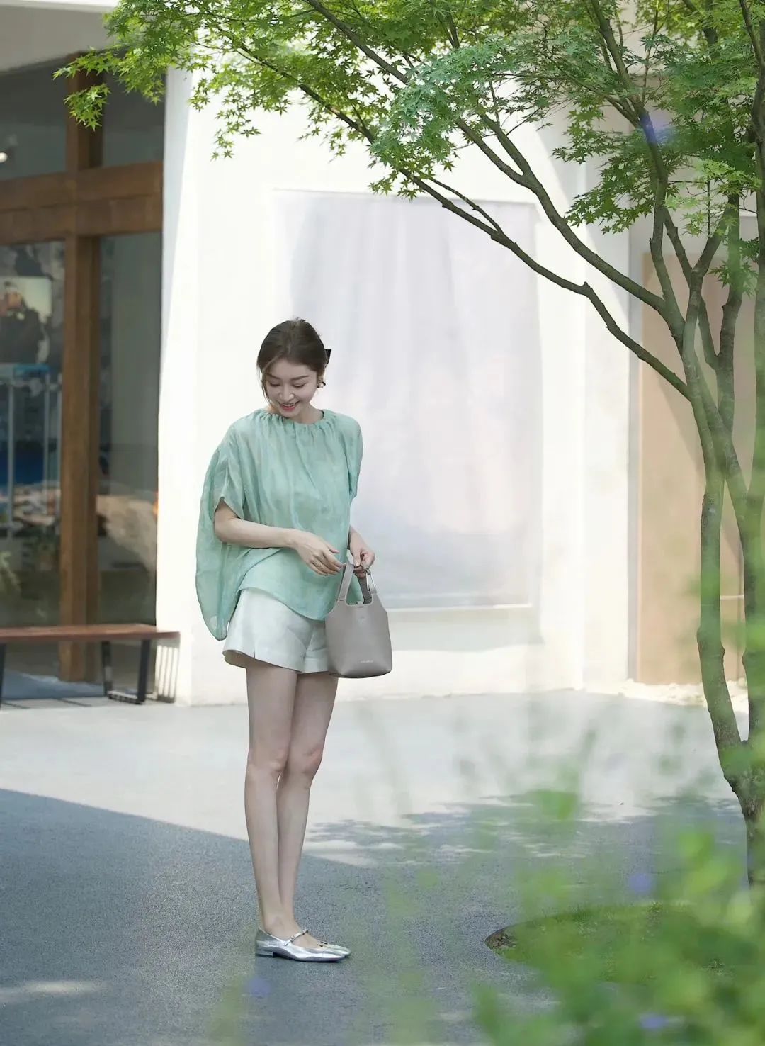 室外9个站姿拍照,让你秒变甜美精致小仙女-第4张图片-风享汇 室外9个站姿拍照,让你秒变甜美精致小仙女-第4张图片-风享汇