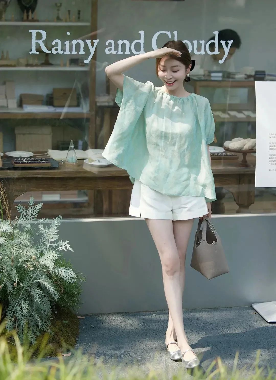 室外9个站姿拍照,让你秒变甜美精致小仙女-第8张图片-风享汇 室外9个站姿拍照,让你秒变甜美精致小仙女-第8张图片-风享汇