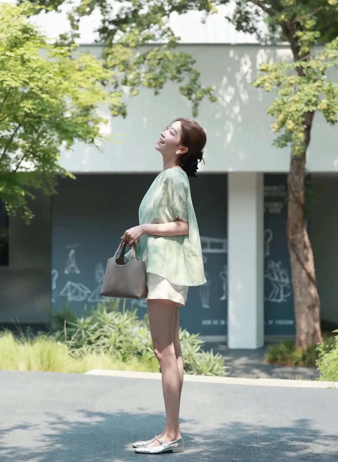 室外9个站姿拍照,让你秒变甜美精致小仙女-第9张图片-风享汇 室外9个站姿拍照,让你秒变甜美精致小仙女-第9张图片-风享汇