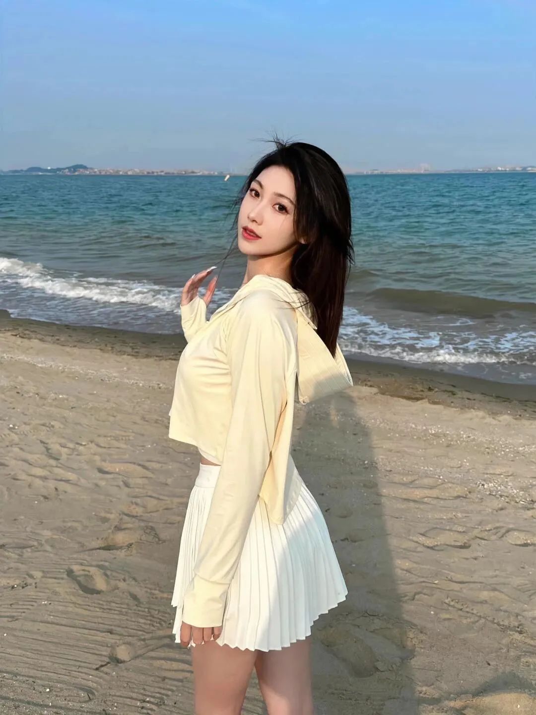 阳光沙滩草地：7个姿势轻松拍出上镜美照-第5张图片-风享汇