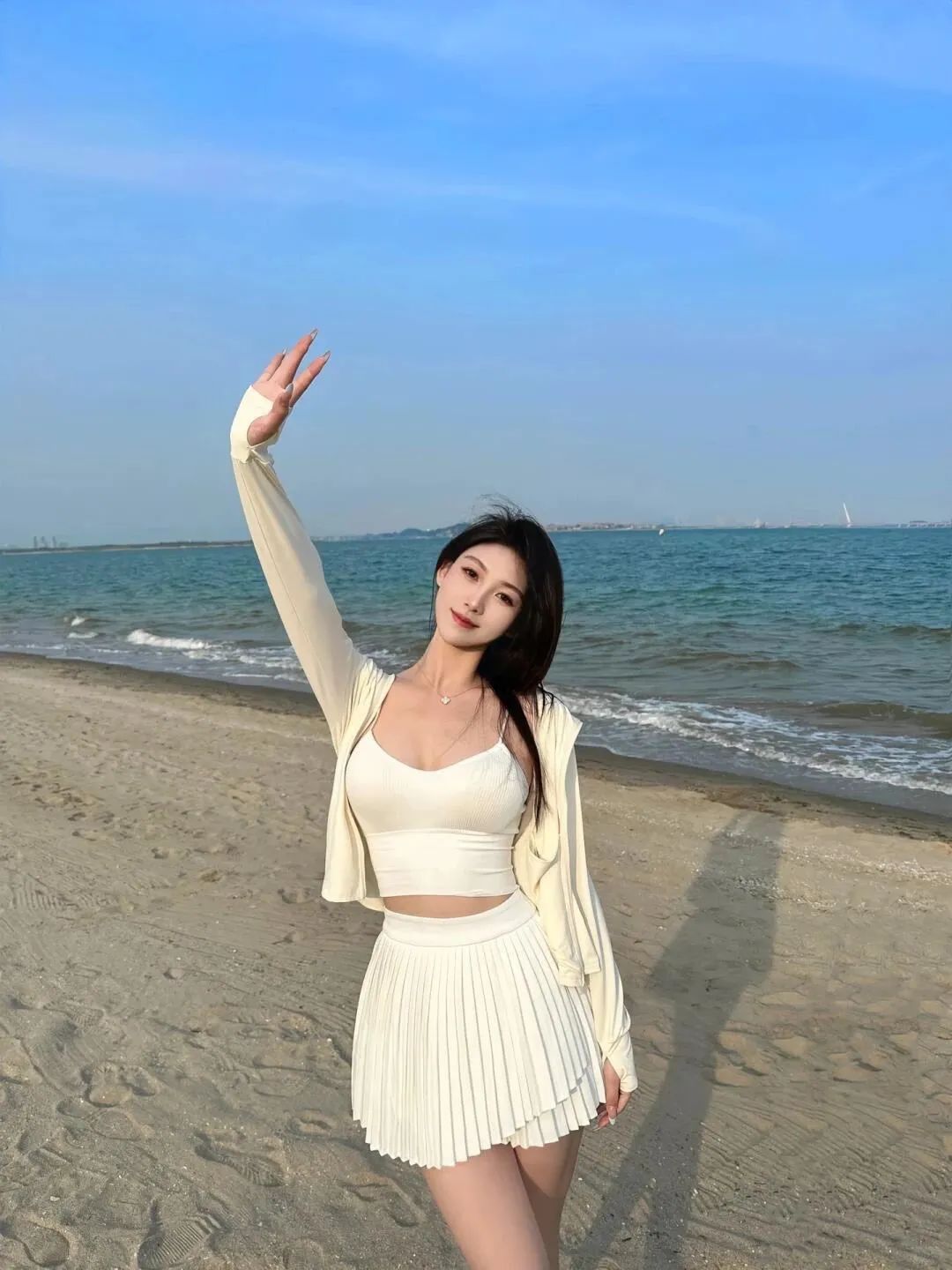 阳光沙滩草地：7个姿势轻松拍出上镜美照-第3张图片-风享汇