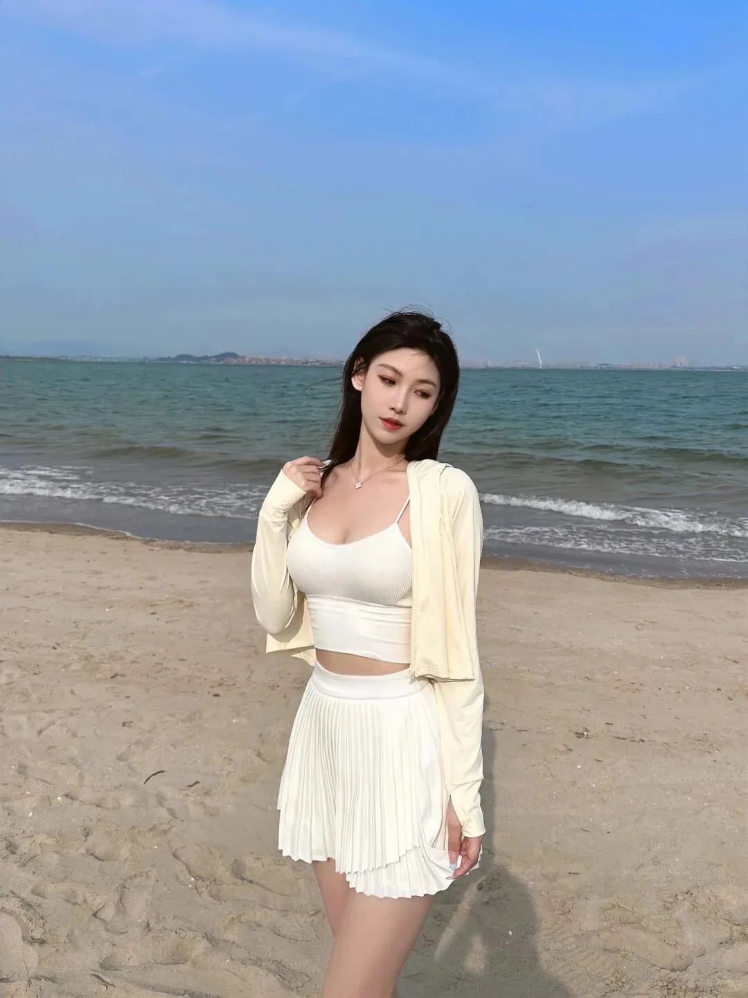 阳光沙滩草地：7个姿势轻松拍出上镜美照-第4张图片-风享汇