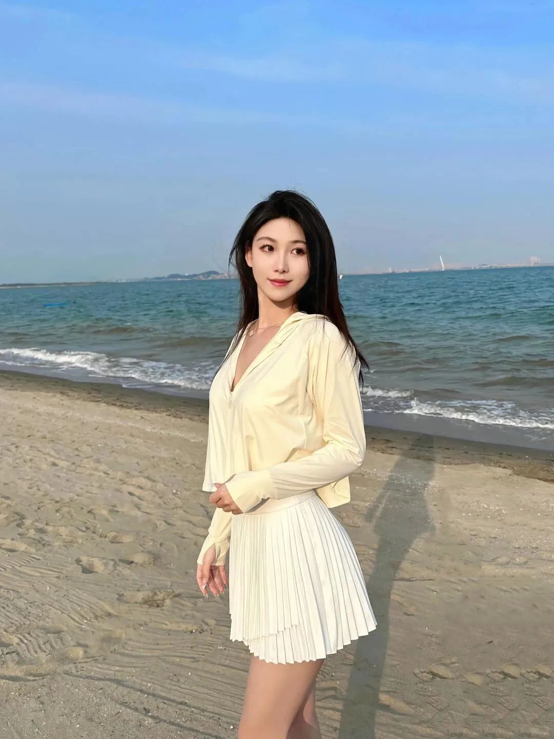阳光沙滩草地：7个姿势轻松拍出上镜美照-第6张图片-风享汇