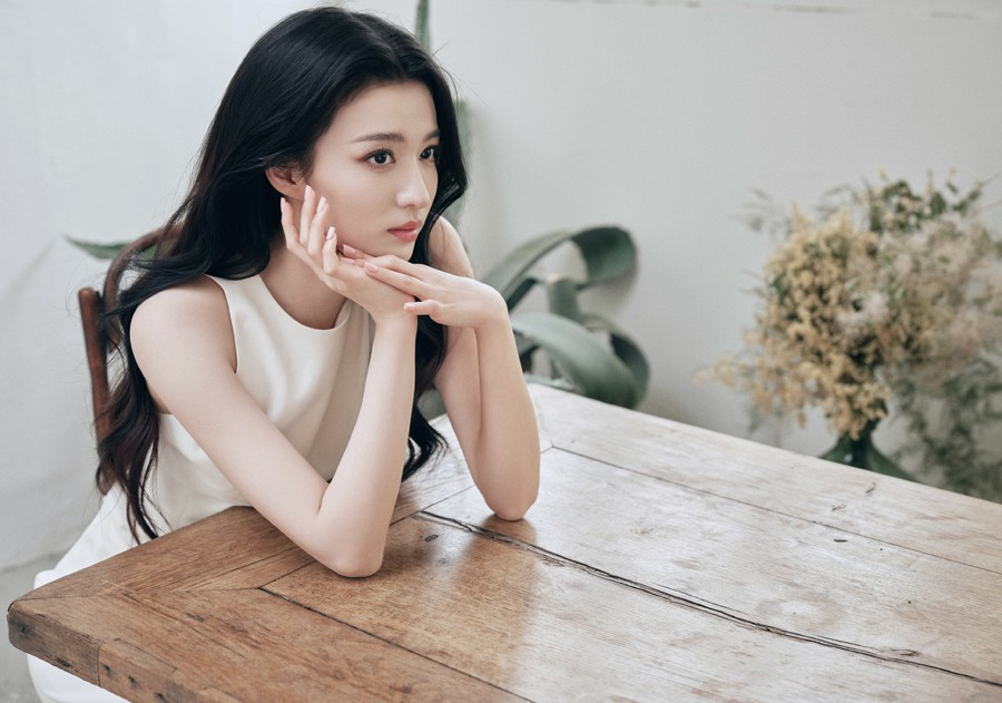 王楚然白裙写真，好柔美的姐姐-第2张图片-风享汇