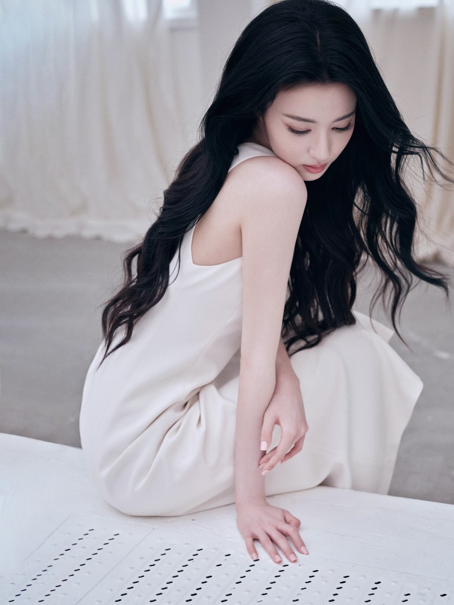 王楚然白裙写真，好柔美的姐姐-第3张图片-风享汇