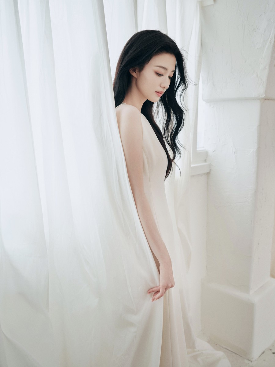 王楚然白裙写真，好柔美的姐姐-第6张图片-风享汇