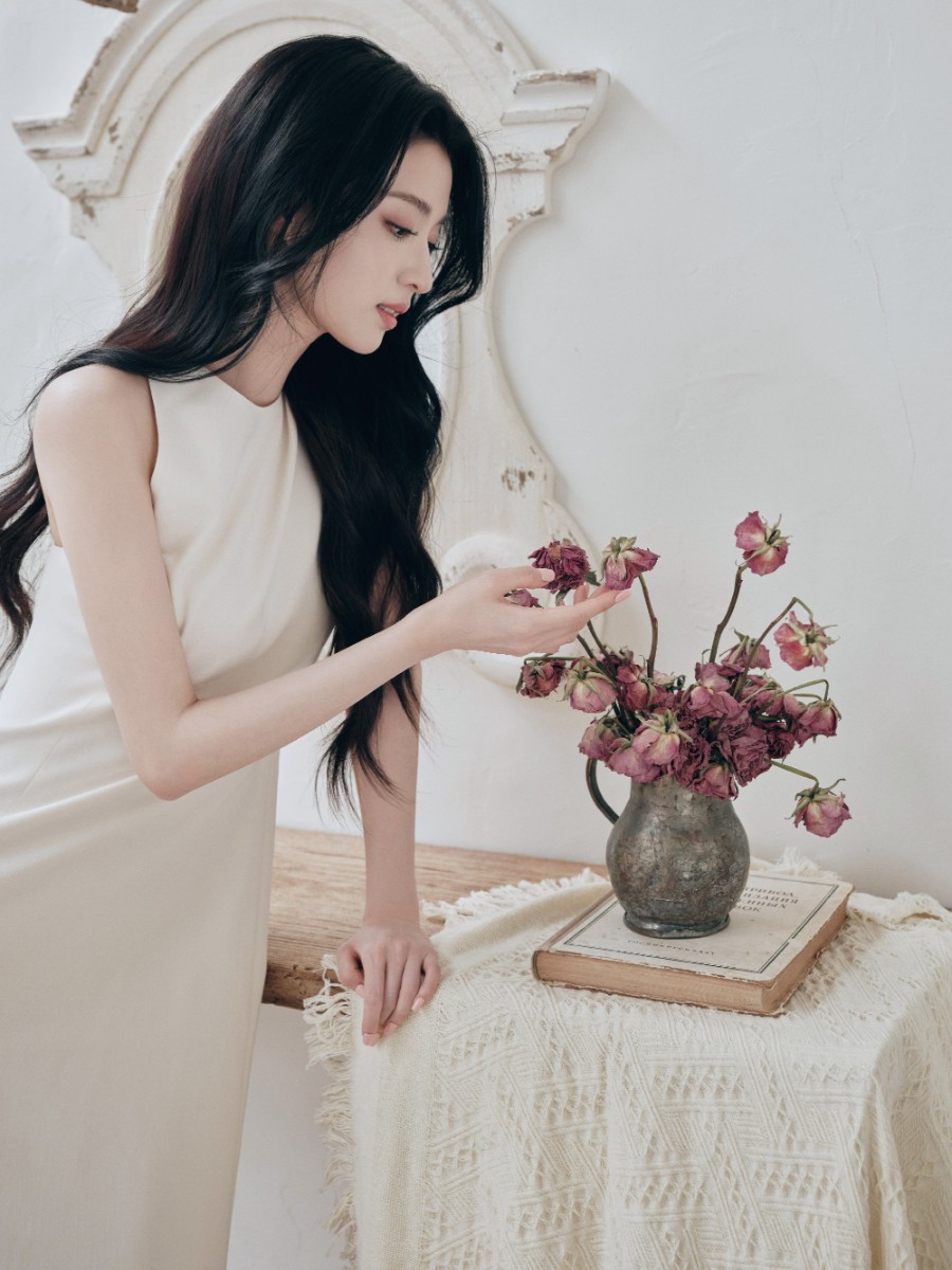 王楚然白裙写真，好柔美的姐姐-第4张图片-风享汇