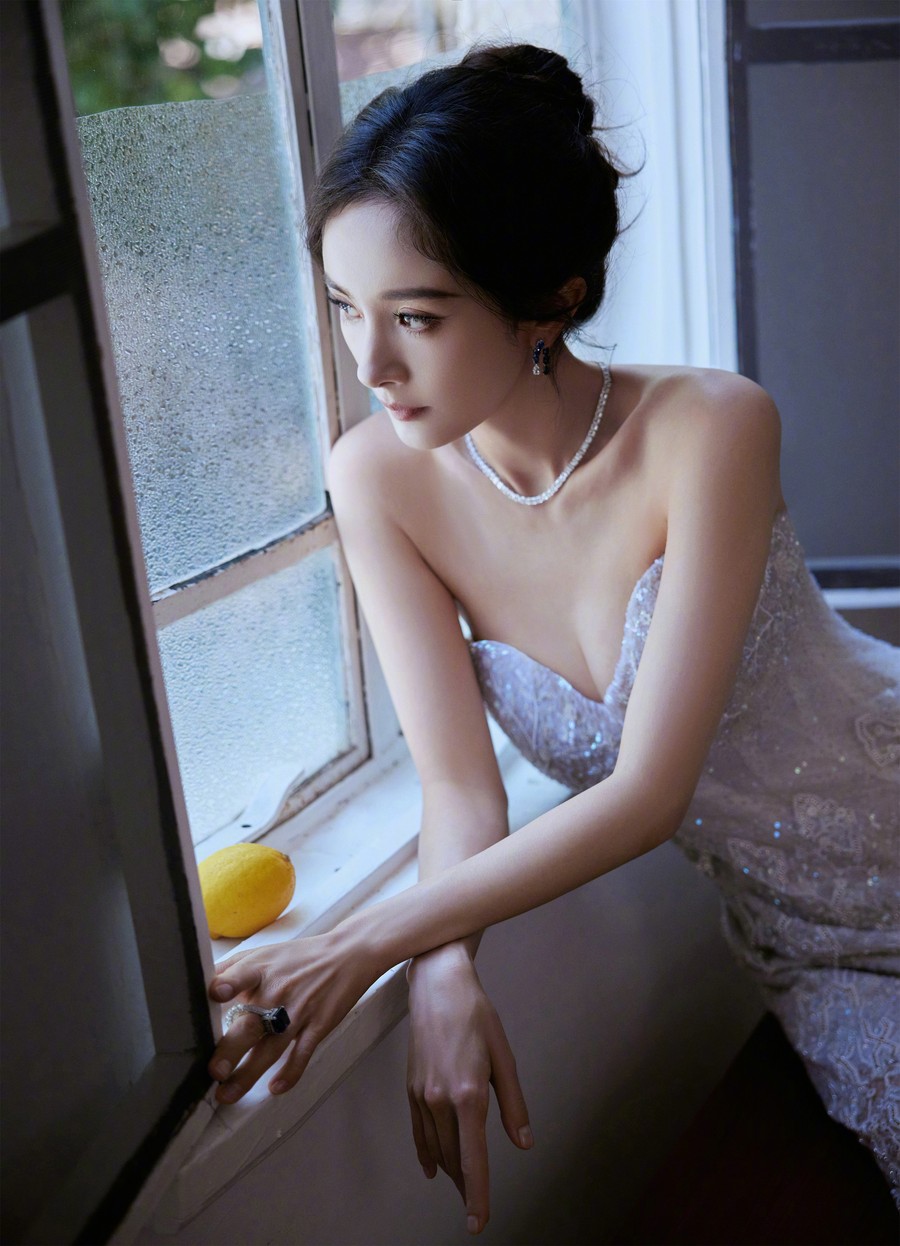 杨幂最新白色蕾丝长裙妆造大片-第1张图片-风享汇