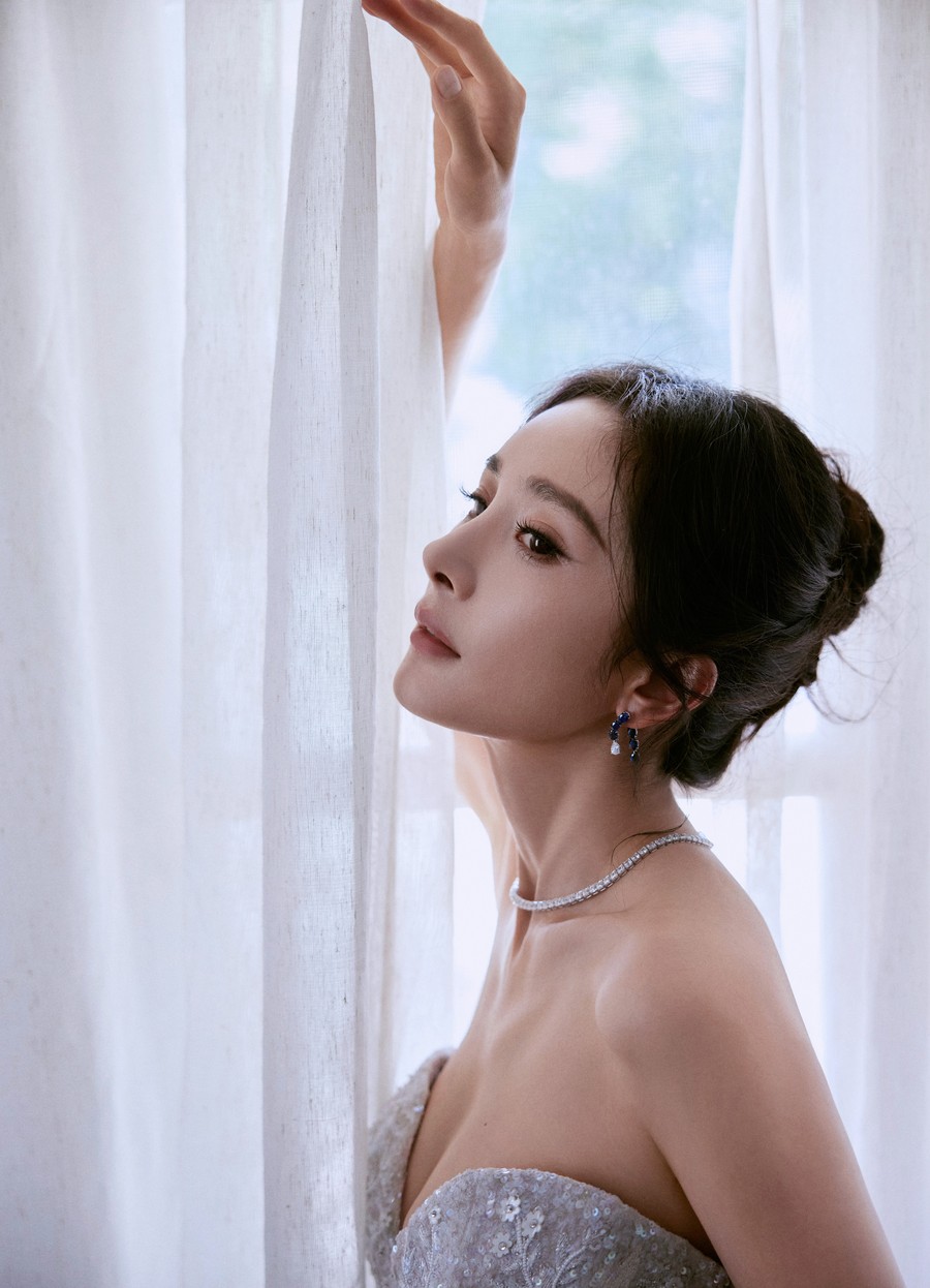 杨幂最新白色蕾丝长裙妆造大片-第9张图片-风享汇