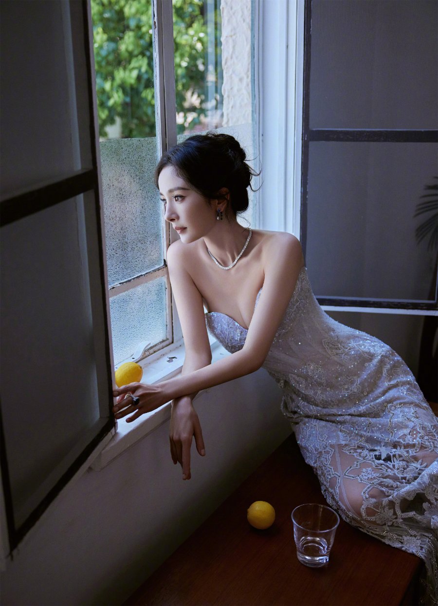 杨幂最新白色蕾丝长裙妆造大片-第5张图片-风享汇