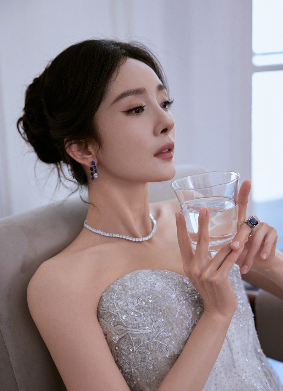 杨幂最新白色蕾丝长裙妆造大片-第6张图片-风享汇