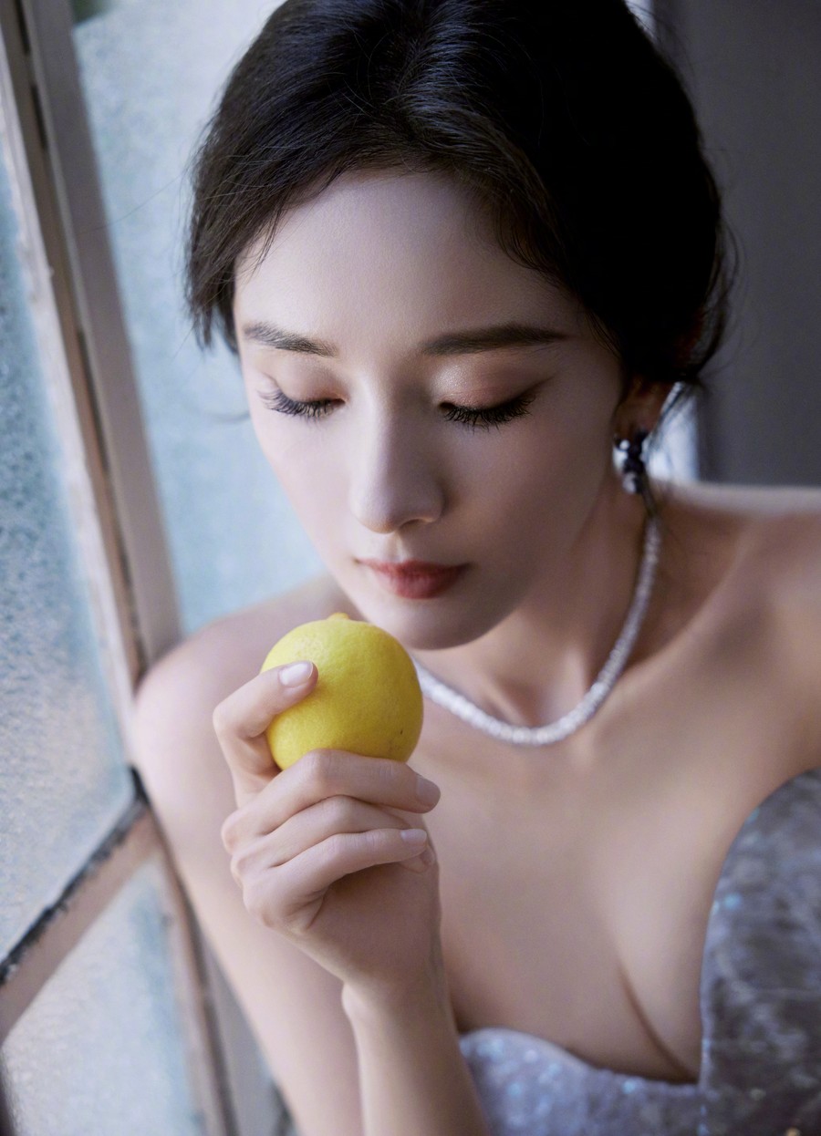杨幂最新白色蕾丝长裙妆造大片-第8张图片-风享汇