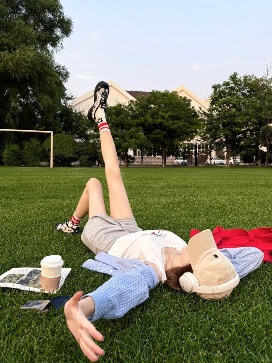 谁说大片必去网红地？草坪也能拍出高级网感！-第3张图片-风享汇