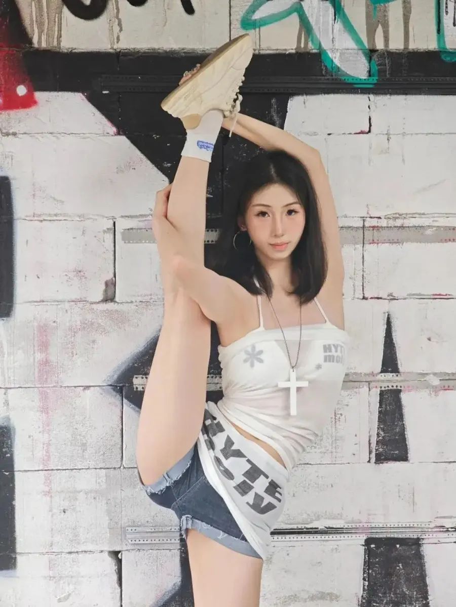 辣妹必看！9个万能姿势，解锁千禧风拍照新姿势-第2张图片-风享汇