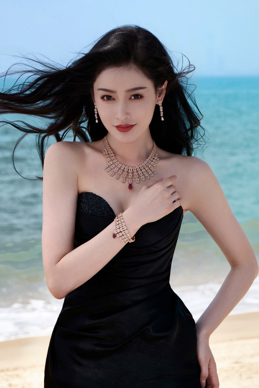 张天爱海滩黑色抹胸裙浪漫大片-第4张图片-风享汇