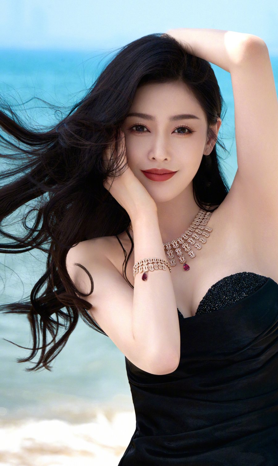 张天爱海滩黑色抹胸裙浪漫大片-第1张图片-风享汇