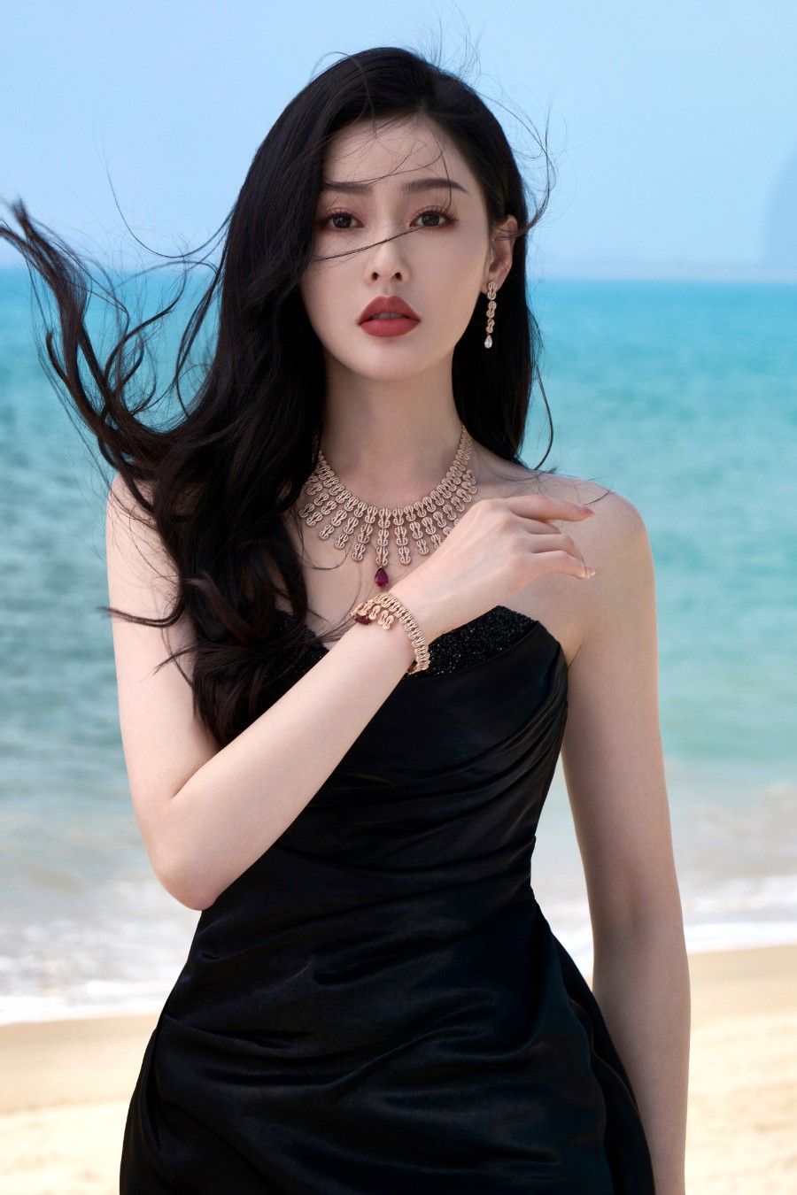 张天爱海滩黑色抹胸裙浪漫大片-第2张图片-风享汇
