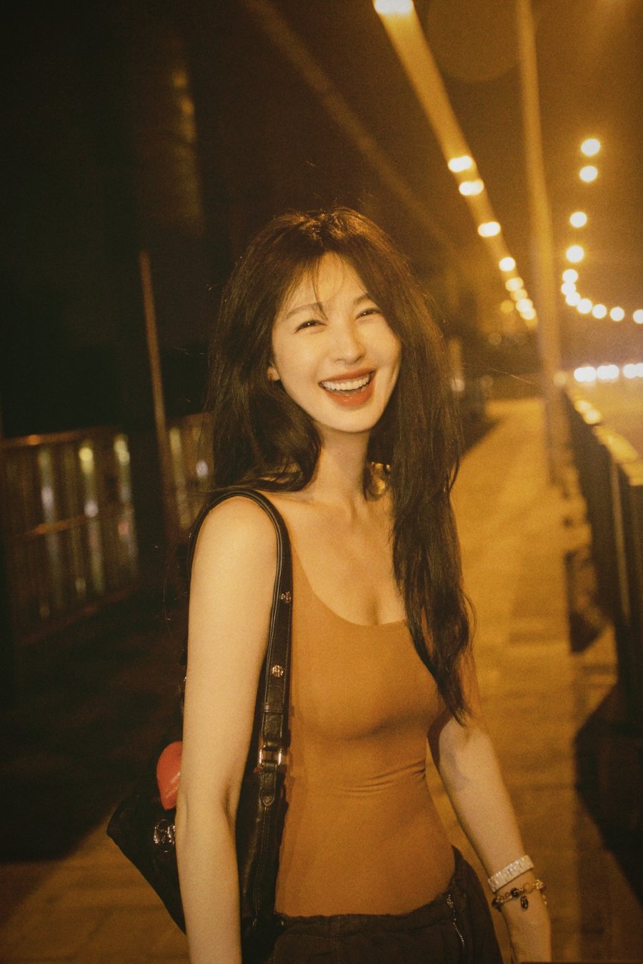 李菲儿咖啡色背心夜拍，夏末一夜至秋-第1张图片-风享汇