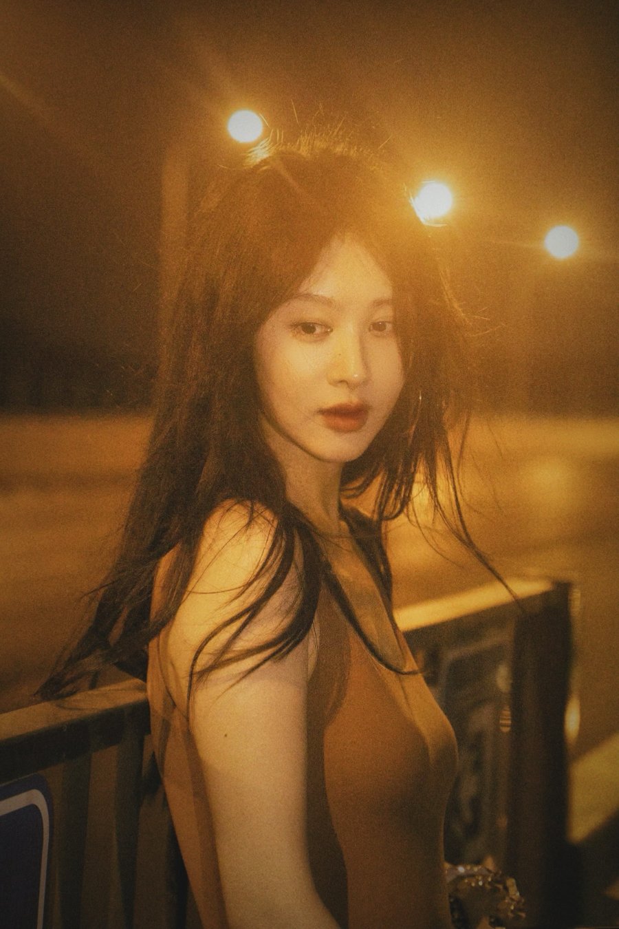 李菲儿咖啡色背心夜拍，夏末一夜至秋-第6张图片-风享汇